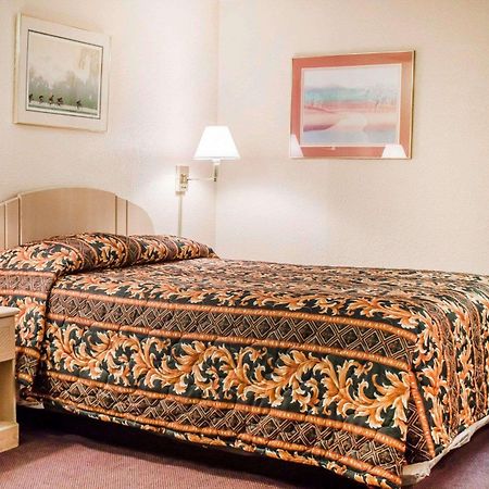 Rodeway Inn Findlay Buitenkant foto