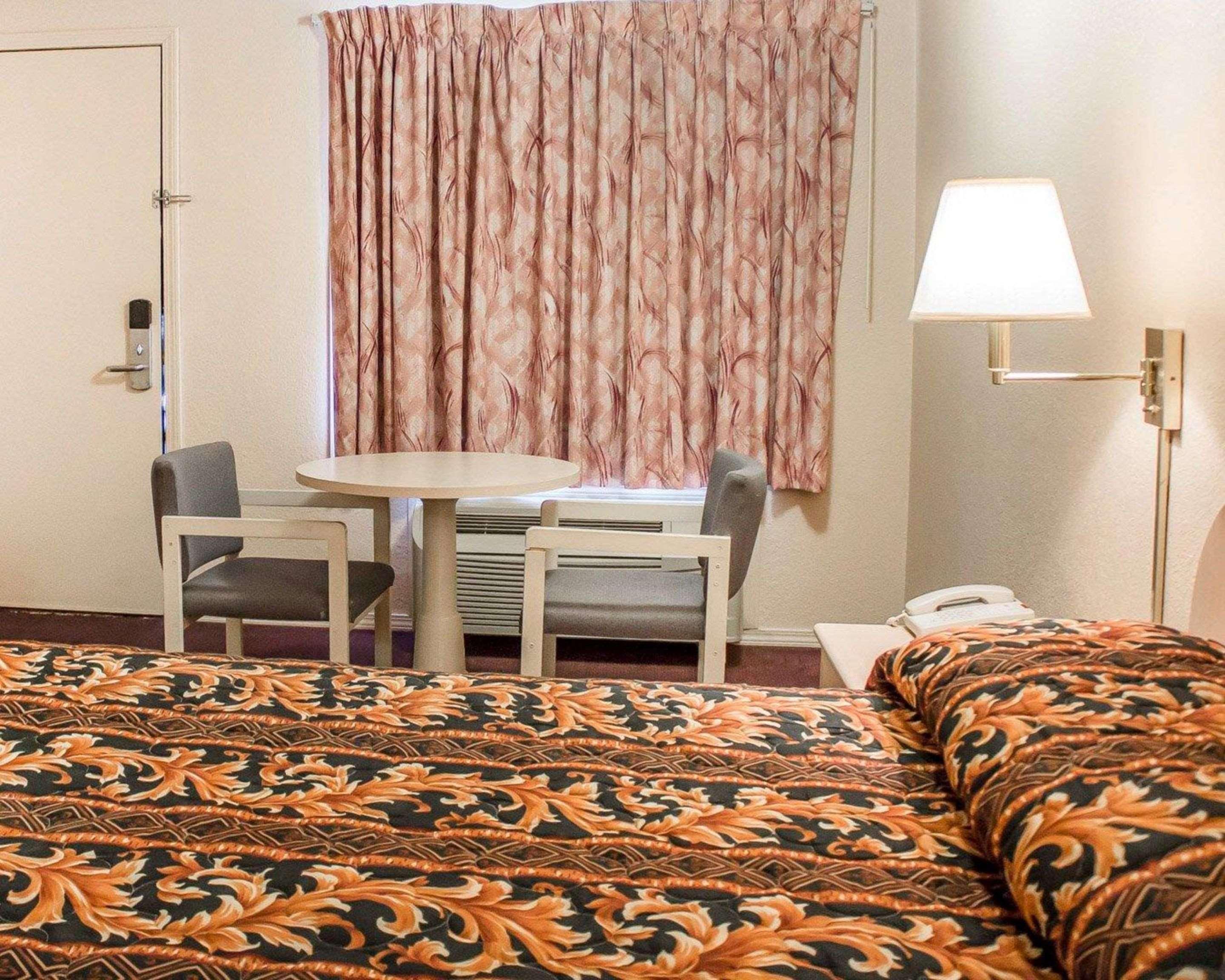 Rodeway Inn Findlay Buitenkant foto