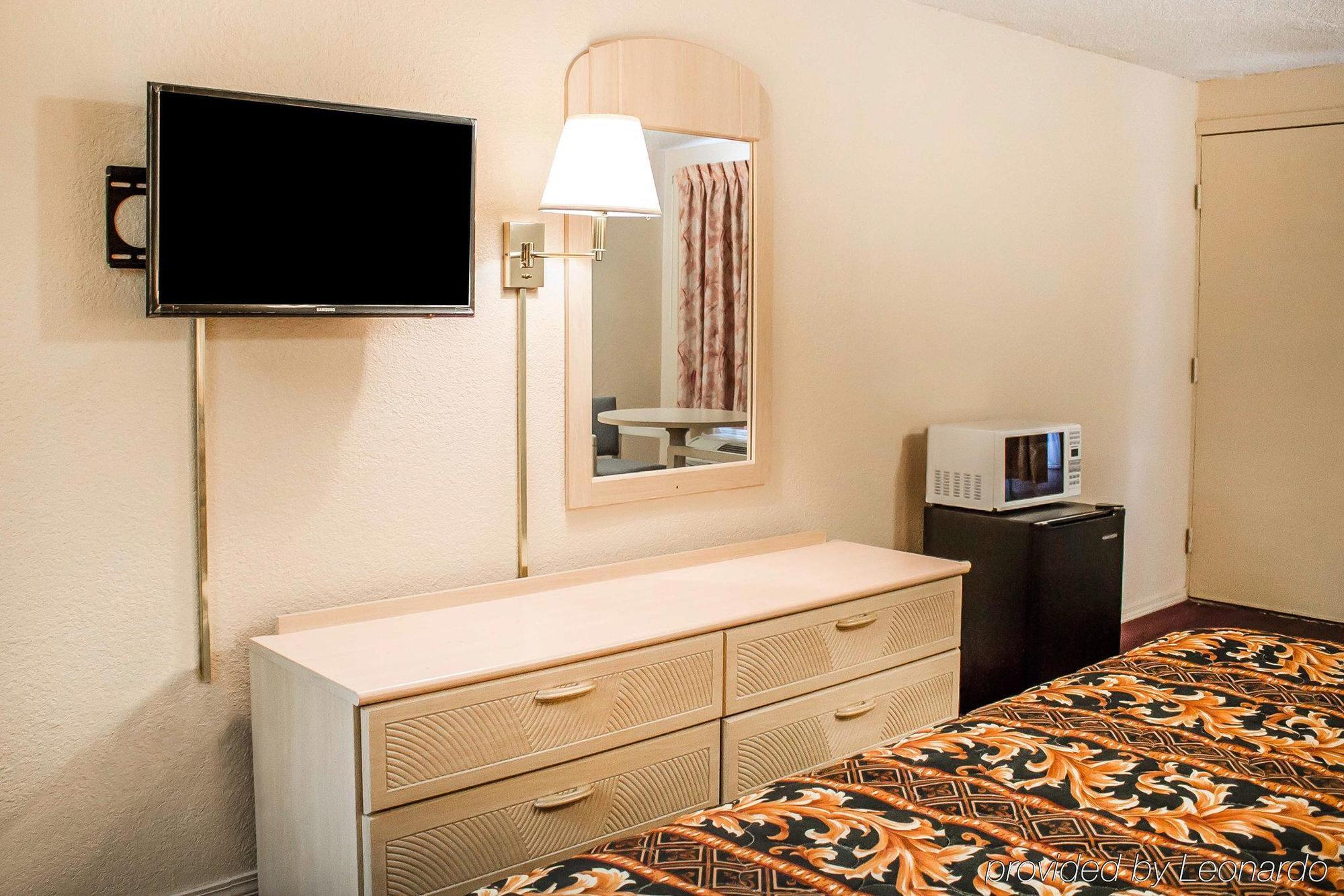 Rodeway Inn Findlay Buitenkant foto