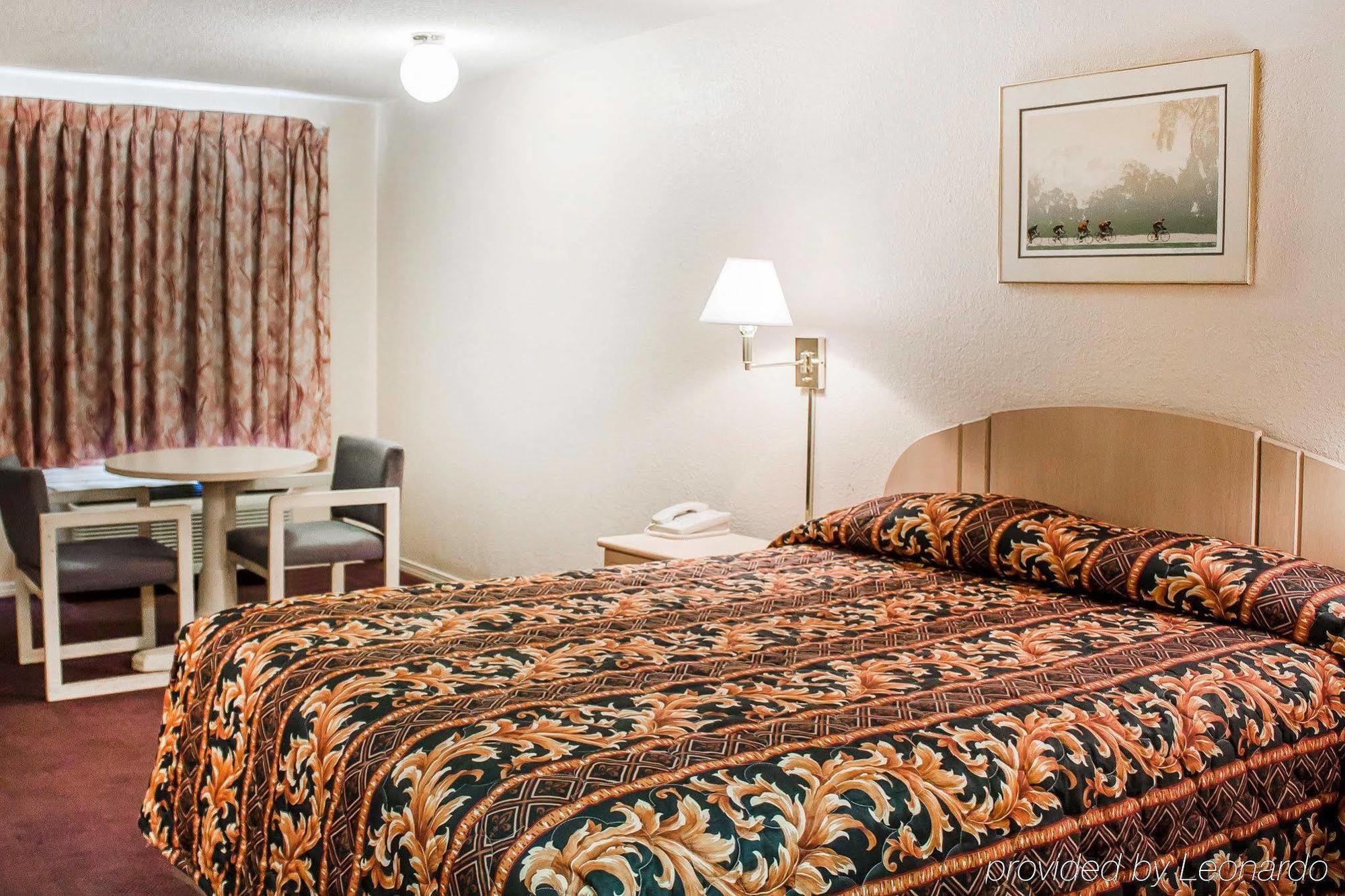 Rodeway Inn Findlay Buitenkant foto
